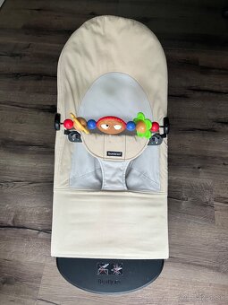 Babybjorn lehátko s hračkou - 2