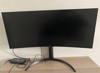 LG 34WR50QC-B širokouhlý - 2