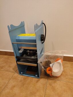 Zatavovací stroj na uzavírání kelímků do gastro provozu - 2