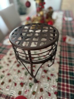 Kovový stojan na kvety – dekoratívny stolček - 2