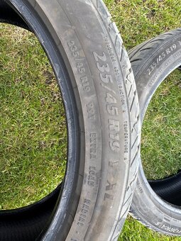 235/45 R19 - 2