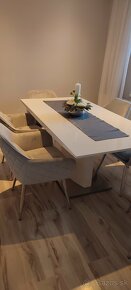 Biely, lesklý, rozkladací jedálenský stôl - 2
