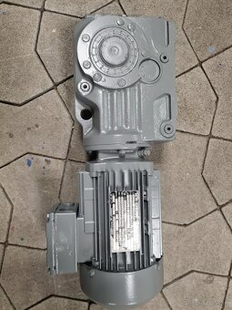 Predám šnekovú prevodovku s el.motorom 0,75kW sew 1:8,9 - 2
