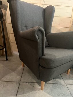 Šedé kreslo ušiak s podnožkou - 2
