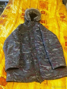 DAKLEY XL Maskáčová bunda s kapucňou s kožušinou - 2