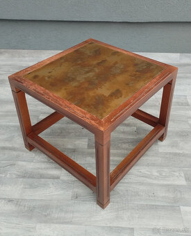 Stolík štvorcový s nadčasovým dizajnom. - 2