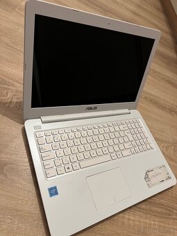 ASUS VivoBook E502NA - 2