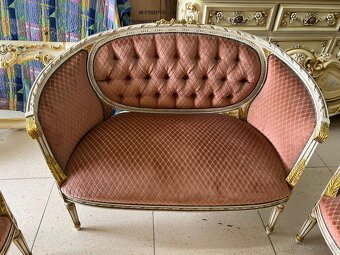 Staré sedenie so stolíkom. - 2