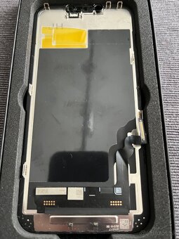 Displej na IPhone 13 - 2