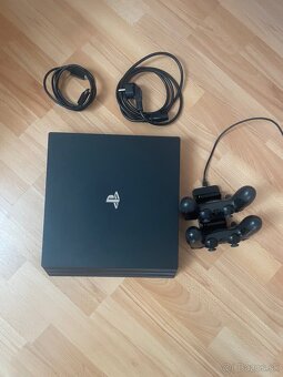 PS4 Pro + 2 ovládače + hry - 2