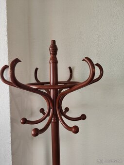 Hnedý stojanovy vešiak - 2