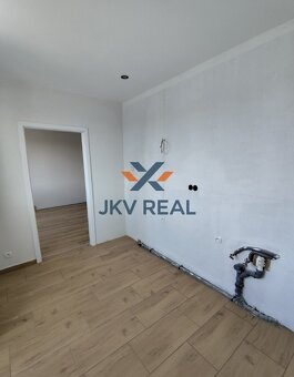 NA PREDAJ: 2-izbový byt po kompletnej rekonštrukcii - 2