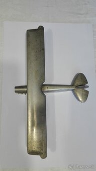 Velmi starý kovový model letadla - 2