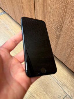 Apple iPhone SE 2022 64GB tmavomodrý - 2
