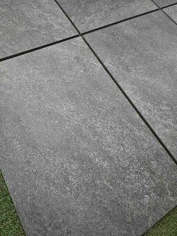 Dlažba veľkoformát 90x60, hrubka 2cm, aj na terče, antracit - 2