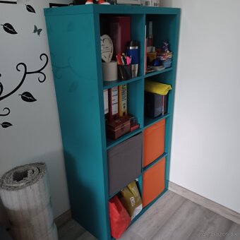 Tyrkysovo modrá lesklá skrinka Kallax 77x147 - 2