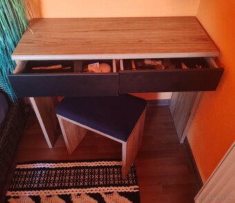 Kozmetický stolík - 2