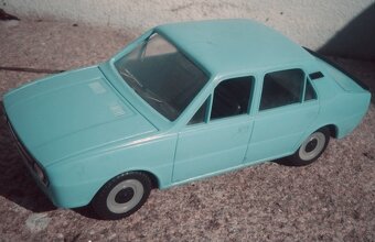 ŠKODA 120 L na setrvačník hračka auto KDN 1:20 - 2