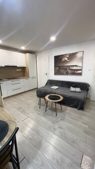 NA PRENÁJOM: Menší 2 izbový byt priamo v centre mesta na Pe - 2
