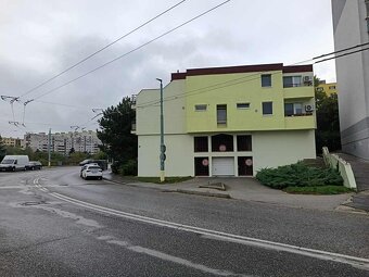 Predáme suchú a čistú garáž s elektrinou, osvetlením a vetra - 2
