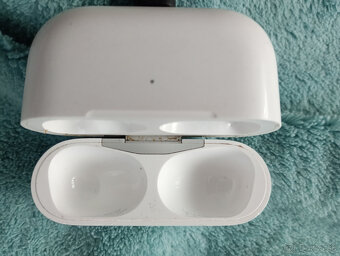 Predám slúchadlá APPLE AirPods2 a len nabíjacie puzdra - 2