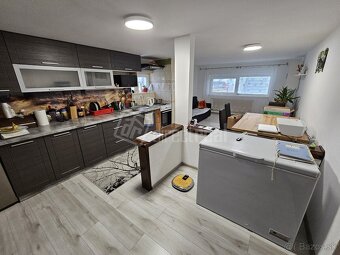 Dva rodinné domy v spoločnom dvore na pozemku 961 m2 - 2