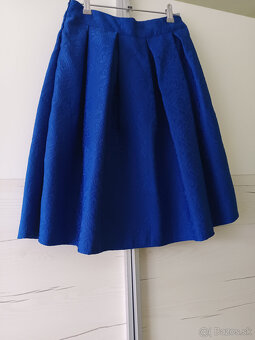 Modrá midi sukňa s kvetinovým vzorom - 2