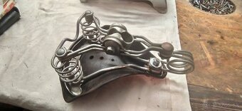 stara kožena sedanka - 2