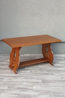 Stolík v kláštornom štýle . - 2