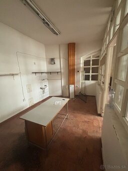Predaj obchodného priestoru v tržnici Komárno - 2
