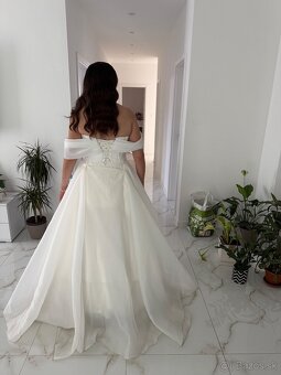 Krásne svadobné šaty s vlečkou na šnurovanie vo farbe Ivory - 2