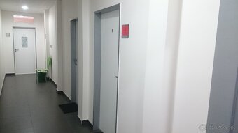 Dáme do prenájmu veľkú kanceláriu oproti urgentu v MI - 2