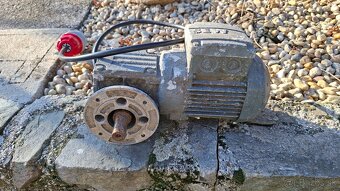 Elektromotor s prevodovkou - 2