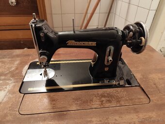 Starý šijací stroj - 2