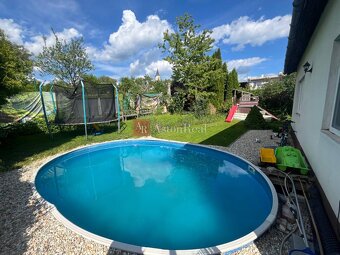 Rodinný dom s bazénom, altánkom, jazierkom, pozemok 617 m2, - 2