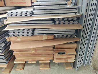 Kovový policový Obchodný regál - 2