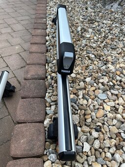 Strešný nosič Karoq + uzamykateľný nosič lyží Thule - 2