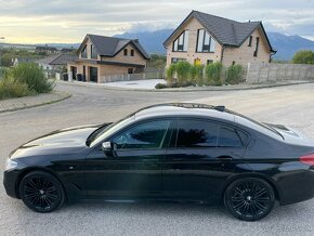BMW 520xd / M-packet / G30 / 4x4 / BLACK - 2