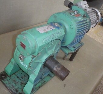 Elektromotor s převodovkou VF 110 - 2