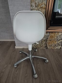 Dizajnová minimalistická stolička - 2