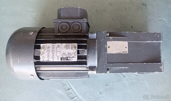 ELEKTROMOTOR S PREVODOVKOU 55 ot/min - 2