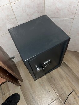 Oceľový trezor – elektronický kód + kľúč - 2