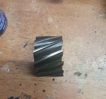 Predam celnu valcovu frezu - 2