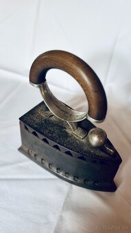 Starožitná žehlička na drevené uhlie - 2