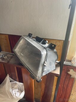Predám pravý predný svetlomet Valeo - Peugeot 405 - 2