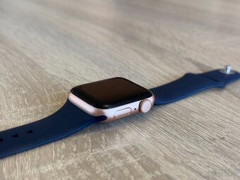 Apple Watch SE 40mm – Rose Gold s modrým náramkom - 2