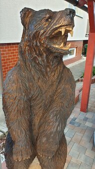 Nádherný medveď vyrezávaný umelcom - 2