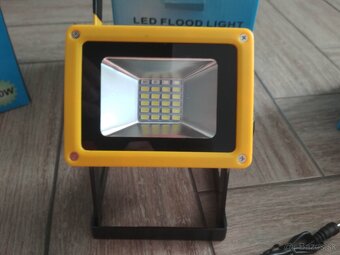 Nový prenosný akumulátorový LED halogén reflektor - 2