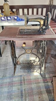 Historický šijací stroj. - 2