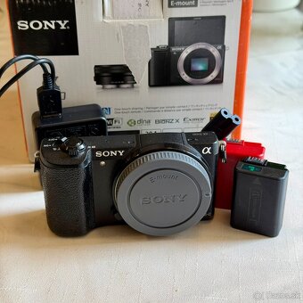 Sony A5100 černý + příslušentví - 2